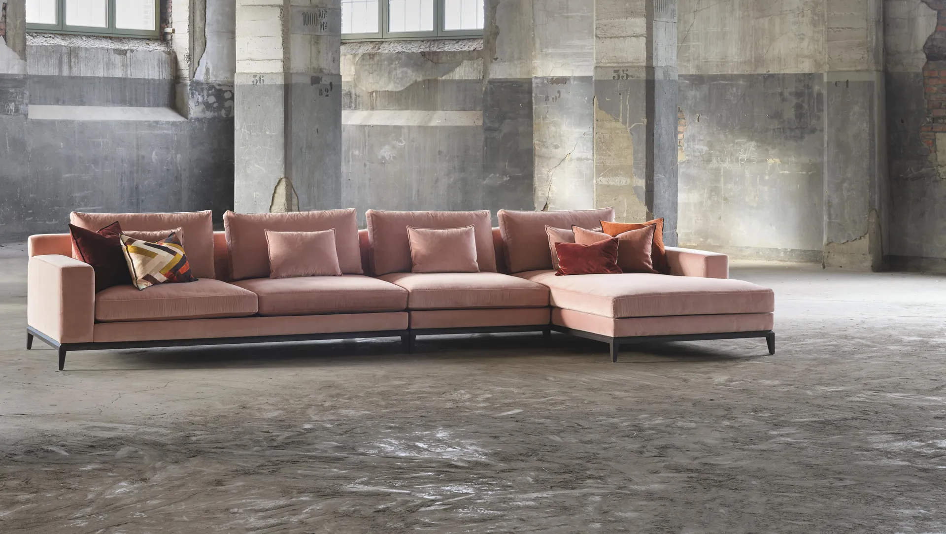 Roze modulaire bank in een industriële ruimte