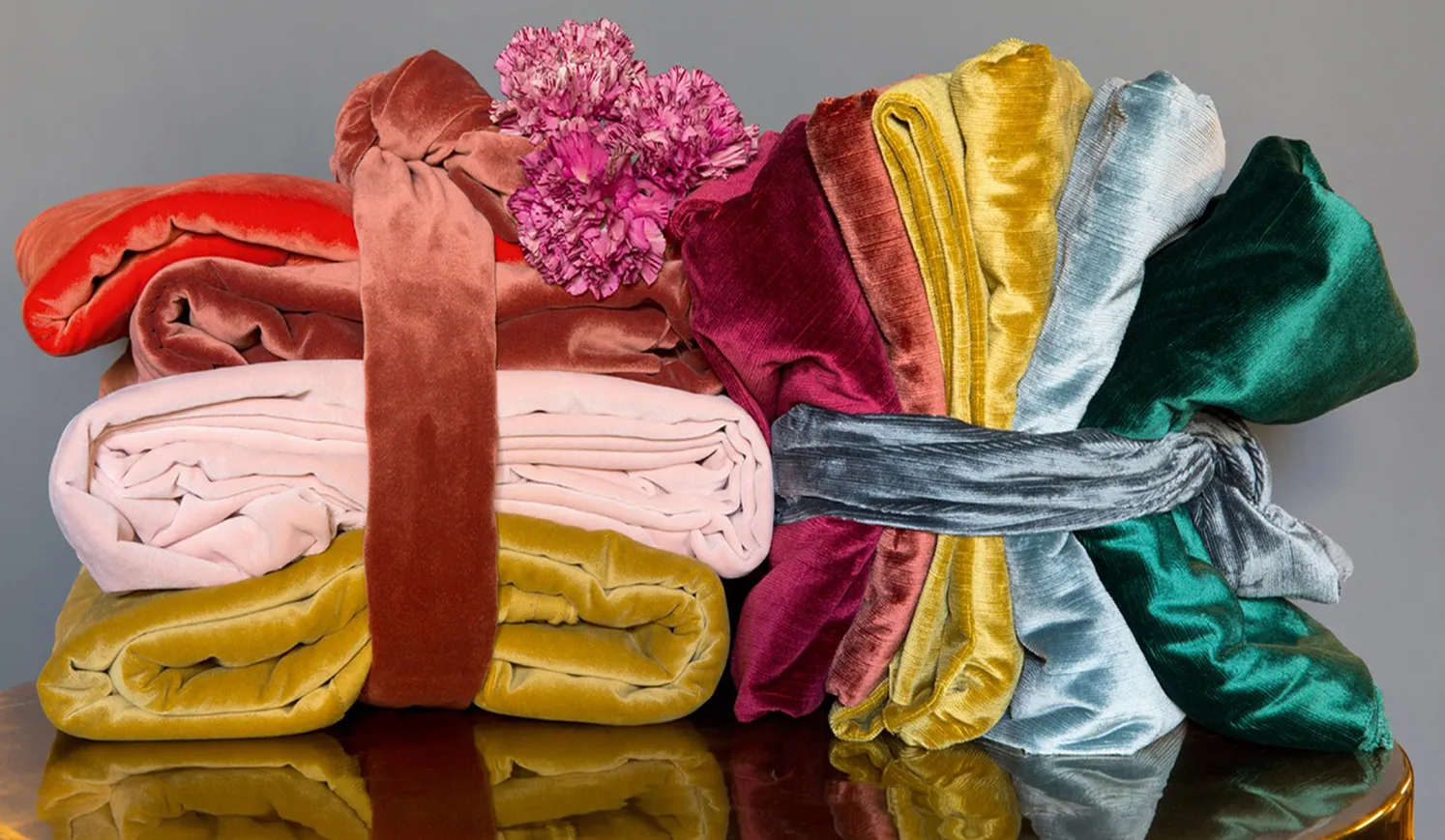 Gestapelde velours stoffen in verschillende kleuren